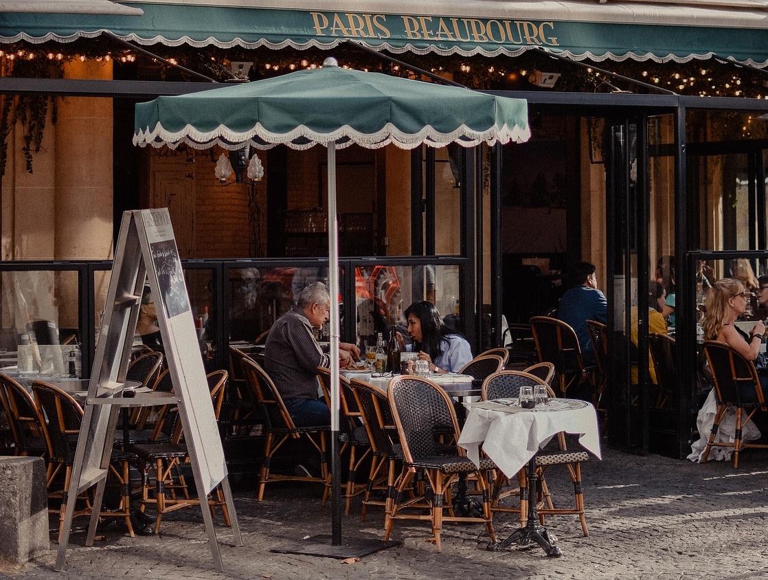 Homme et femme dans un café