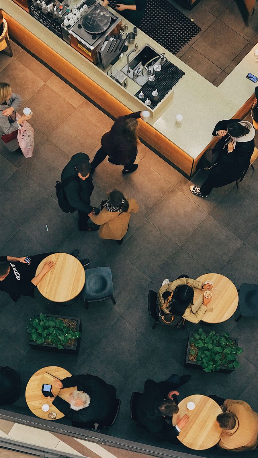 Vue aérienne d'un coffee shop avec ses clients