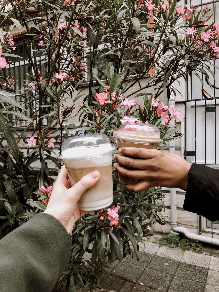 Deux personnes trinquent avec leurs cafés